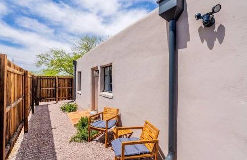 Cute & Cozy 2BR 1BA Adobe w Firepit Near UA & UMC - Foto 15