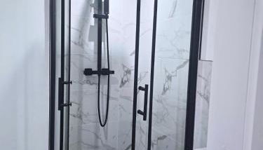 New 4 Bed House Sleeps up to 8 People - Foto 3, Shower