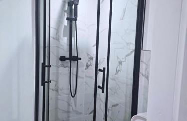 New 4 Bed House Sleeps up to 8 People - Foto 3