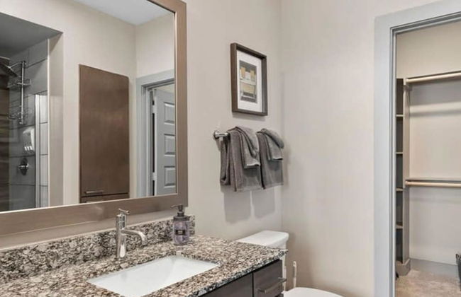 Cozy 1BR King Suite Close to Downtown w Fast Wifi - Foto 13