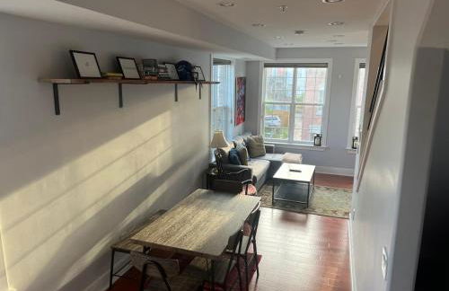 Sun-filled Capitol Hill home w/ parking & roofdeck - Photo 3