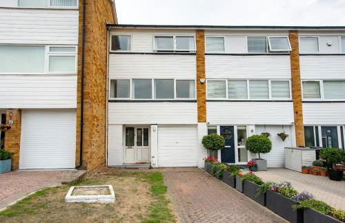 Beautiful Orpington Home w Pool Table and Driveway - Photo 16