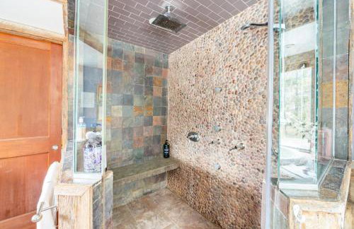 Luxurious sky loft with giant soaker tub, steam room, views - Foto 44