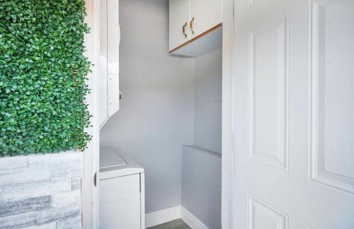 Vacay Spot Happy Escape 15 Min Beach Massage Shower Prime LOC! 6 blocks away from Bars, Nite Clubs, Res, Shops - Photo 30