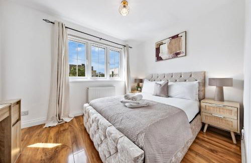 4 Bedroom House by Homestyles Hosts - Short Lets and Serviced Accommodation Islington - Private En-Suite - Foto 79