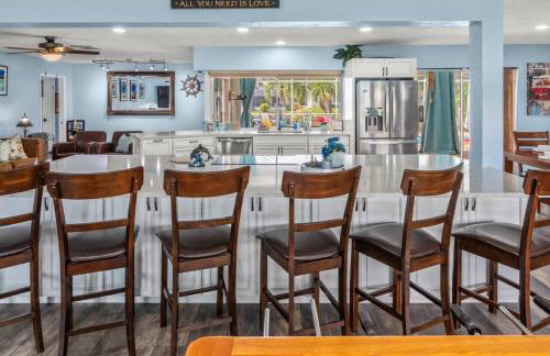 Pirates Den a 4BR Pet-Friendly Waterfront Oasis with Pool, Dock, Personal Water Boats, Fire Pit, Game Room and Bar - Foto 20