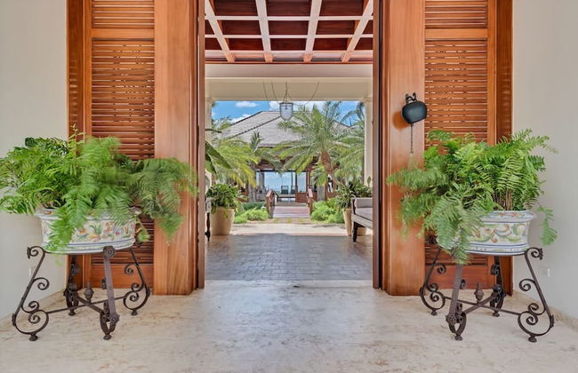 Magnificent Eight Bedroom Holiday Home - Photo 3