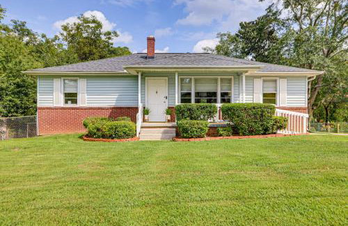 Families Welcome, Fenced Yard: Inviting Greer Home - Photo 3