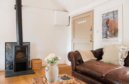 Charming Stone Cottage - Cotswolds Farm Stay - The Bullpen - Photo 1