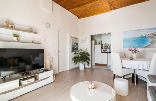 Indy's Beach Apartments -Two Bedroom Apartment with Balcony and Sea View - Photo 7