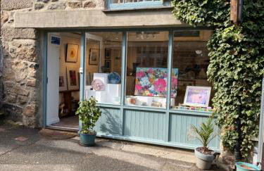 The Old Gallery - Charming Coastal Escape For Two - Photo 15