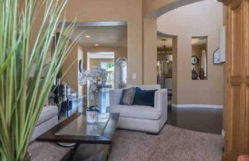 Evonvale Dream! Big Heated pool, jacuzzi seats 16! - Foto 3