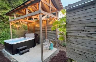 Water Views, Walk to Beach! New Hot Tub! - Foto 1