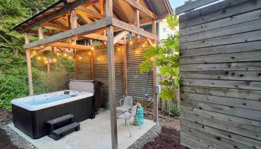 Water Views, Walk to Beach! New Hot Tub! - Foto 1