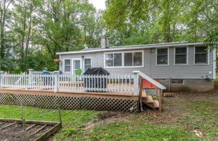 Cozy Colchester Cabin near Lake by RedAwning - Foto 56