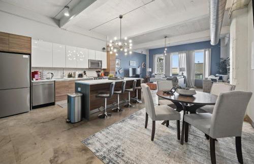 Spacious 1BR loft with flexible group sleeping - Foto 8