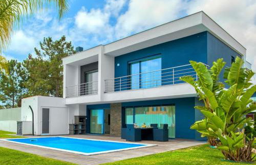 Vita Portucale ! Chic Luxe Villa with Saltwater Pool - Foto 1