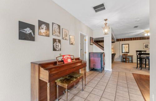 Lakefront Retreat with Deck Movie Room and Yard - Foto 50