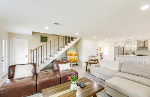 Remodeled Farmhouse on 18 Acres 8 Mi to Elgin! - Foto 5