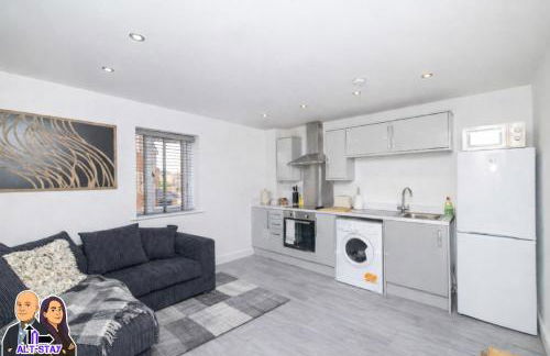 Elizabeth by Alt-Stay - 2 Bed En-Suite House - Parking, WiFi & King Bed - Contractors & Relocations - Weekly & Monthly Rates - Foto 8