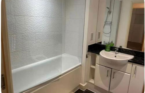 Central 1-Bed Apt for 4 Near Transport & Shops - Foto 21