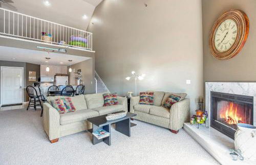 Amazing Lake Views with Pool, Loft, & Balcony - Foto 5