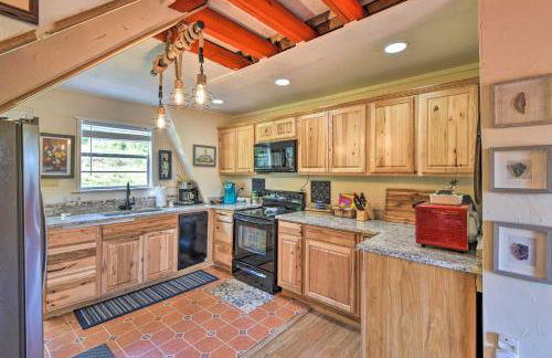 Steps to Lake! Charming Cabin Pool Access and Decks - Foto 11