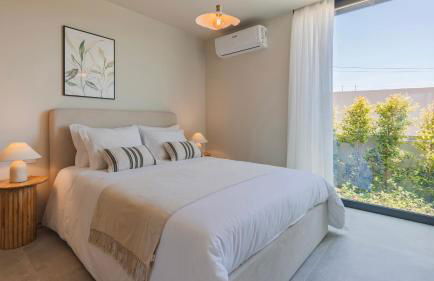 Stunning Beach House with Pool by LovelyStay - Foto 51