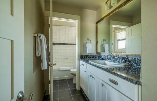 Lake Travis Retreat - 5BR with BBQ & Pickleball - Foto 25