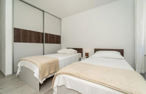 2 Bedroom Lovely Apartment In Rtina - Photo 16