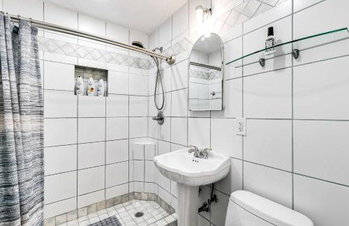 South Florida Spacious Oasis 4BR Retreat with 2 King Beds, Amazing Pool, near Beaches - Photo 71