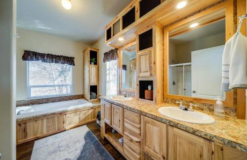 Newport Riverfront Home with Deck and Fire Pit! - Foto 15