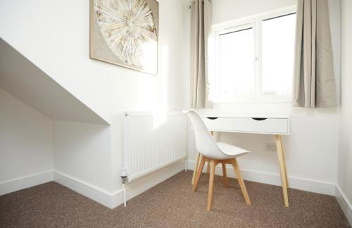 Gloucester Rd By N And N Stays, Newly Refurbed 6 Bed all ensuite house by N And N Stays Ltd, Perfect for contractors and Corporate stays, Close to YTL Arena Site, Pvt Parking for Vans and and work vehicles, Wifi - Foto 19