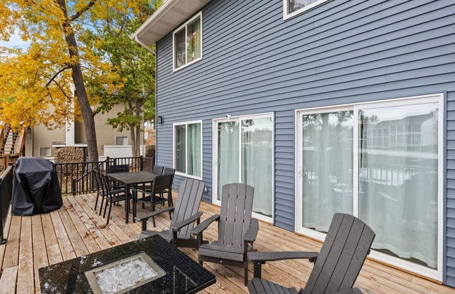 Luxury Waterfront Lakehouse With Private Dock Views - Photo 36