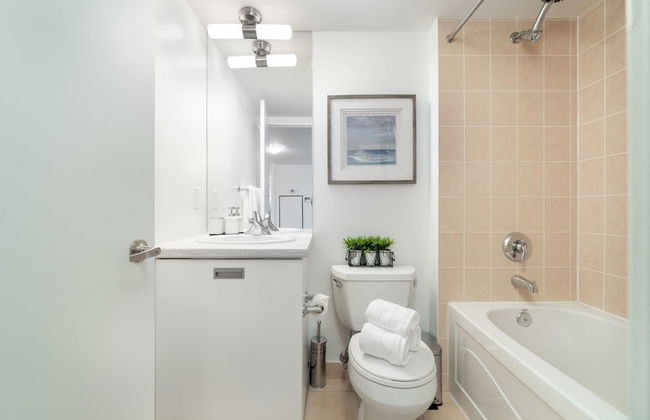 Modern Condo in Financial District - Photo 22