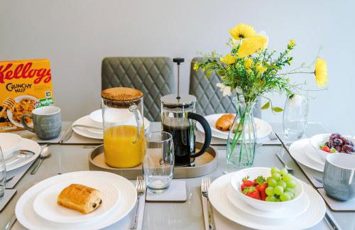 Relax in Style at Wedgwood House 3 BR Home with Garden & Parking - Foto 8