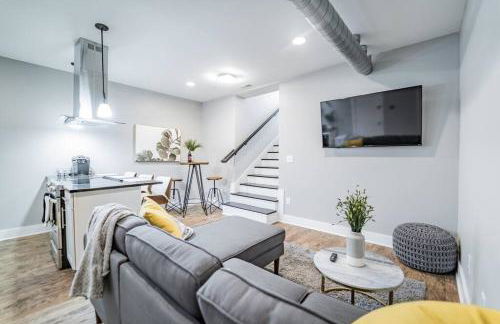 Contemporary 2BR2BA w-King - Den - Private Entry-Yard - Foto 31