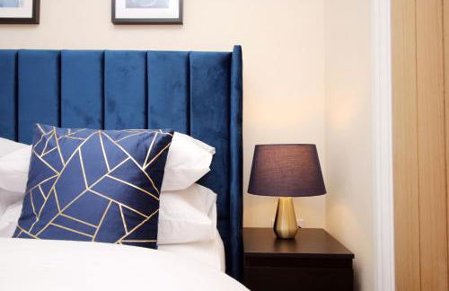 LUXURY 4 Bedroom 4 Ensuite Home in Penarth (Pool Table Games Room & BBQ Garden) with Sea Views - Photo 31