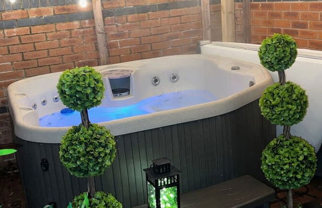 The Cheshire Gathering - Hot Tub 8 Bedroom - Photo 26