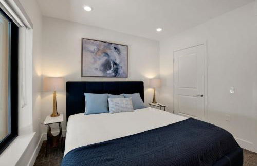 Elevator-King Bed-Walk Downtown-Free Garage Parking-Laundry - Foto 79