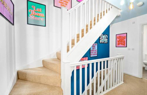 Stylish Manchester 4 Bed House with Garden - 4 Doubles Beds & 1 Single Bed - Sleeps 9 - Salford - FREE PARKING - SMART TVs in every bedroom - FREE NETFLIX - 6 min to City Centre, Close to Trafford Centre, Etihad Stadium, Manchester Arena, Clubs & more - Foto 13