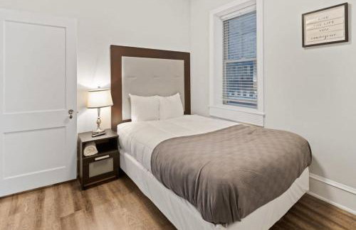 Luxurious 8BR Beach Duplex w Ocean Views - Photo 11