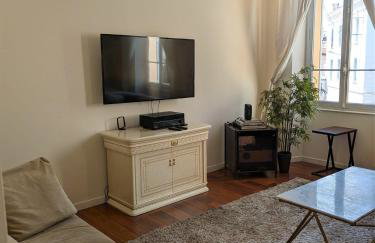 Beautiful Modern 4 bedroom located on 1st Floor of Contemporary Villa AC& BALCONY - Photo 3