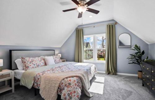 Hot Tub N64 Mins to Downtown Sleeps 8 - Foto 7