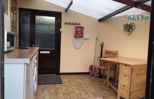 Riverside Chalet in heart of Lampeter, West Wales - Foto 8