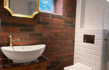 Apartament w XIX-wiecznym Spichlerzu nad Jeziorem z dostępem do parku i widokiem na Dworek Modrzewiowy z 1823 roku - Foto 23