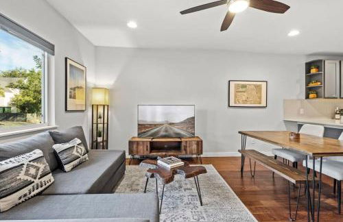 Mid-century home in Zilker with a backyard - Foto 3