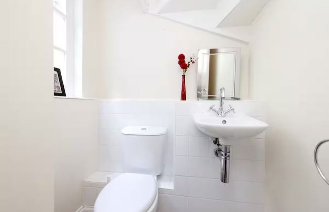 Cute House with Courtyard - Photo 20