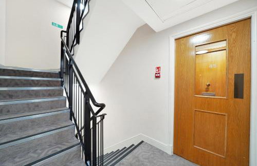 Luxury 3-Bed Apartment with Private Garden En-Suites & Underground Parking Prime NW6 London Location - Foto 24