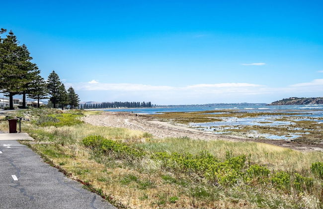 By The Sea Beachfront Apartment Wifi - Photo 27